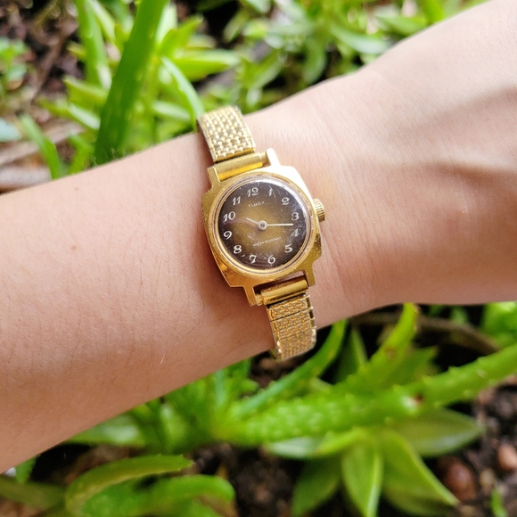 Vintage Timex Gold Stretch Watch - Picture 4 of 11